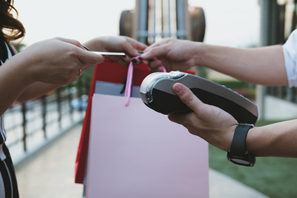 女子用信用卡在终端刷卡付款。客户使用电子数据中心或刷卡机付款。购买和销售产品或服务图片下载