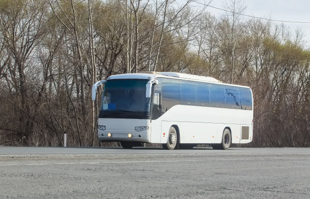 公共汽车开上高速公路图片下载