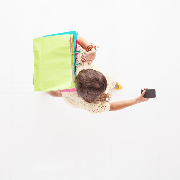 女人用手机购物图片下载