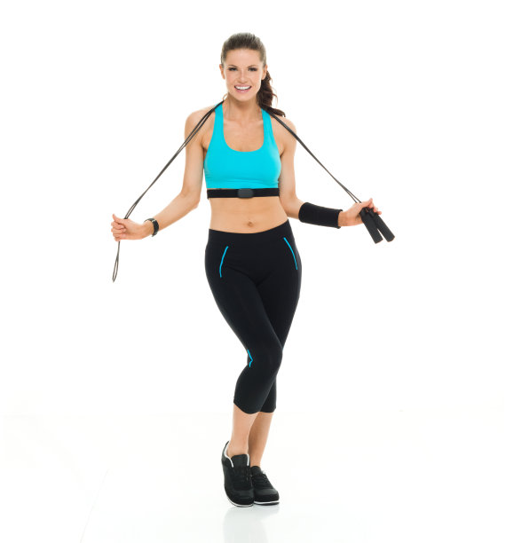 穿着运动服和跳绳的女人图片下载