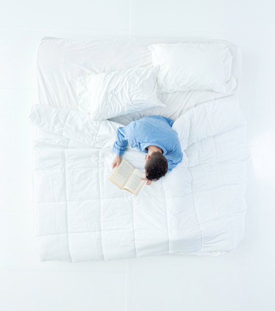 男人在床上看书图片下载