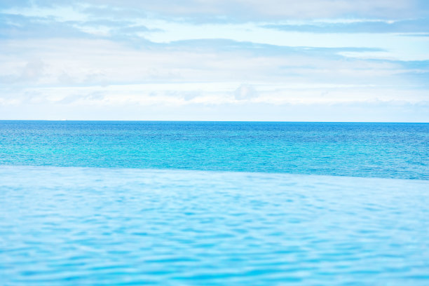 游泳池与大海素材图片