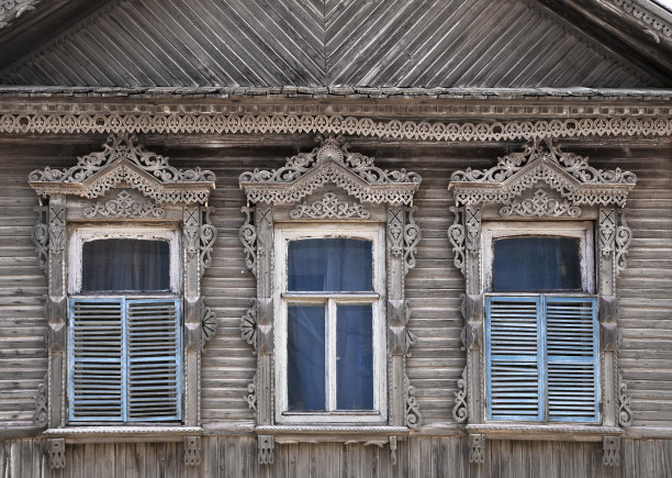 阿斯特拉罕市古老的俄罗斯木屋立面的一部分图片下载