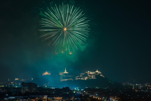 美丽的烟花表演庆祝Phra Nakhon Khiri。Phetchaburi图片下载