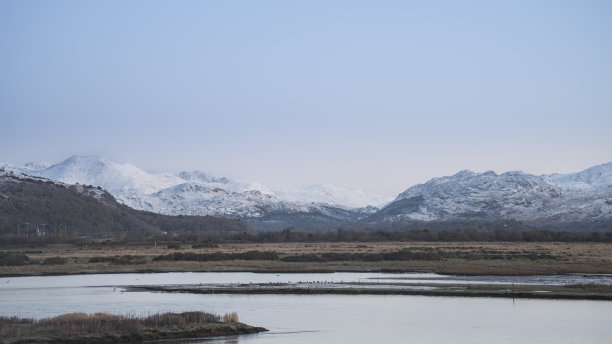 美丽的冬季日出景观图片斯诺登山和其他山峰在斯诺登尼亚国家公园图片下载