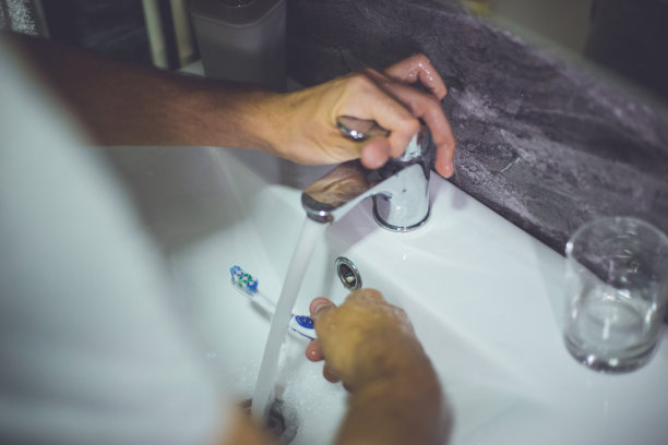 人刷牙图片下载