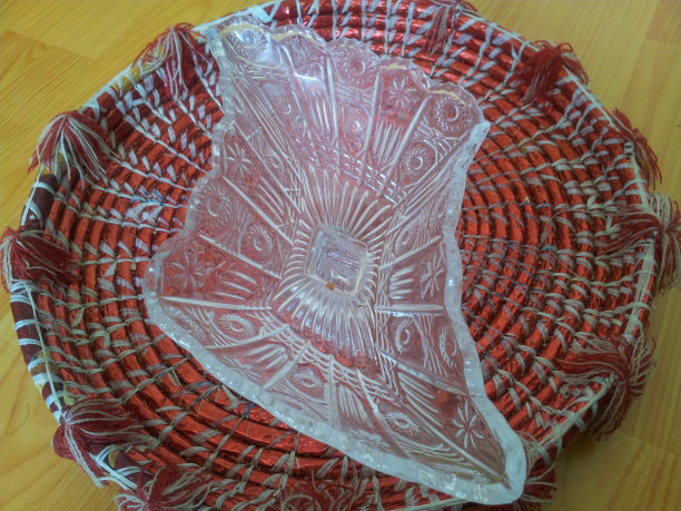 长空上的白色重玻璃水晶罐图片下载