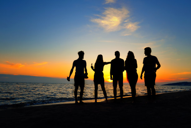 人们庆祝海滩派对暑期度假概念图片下载