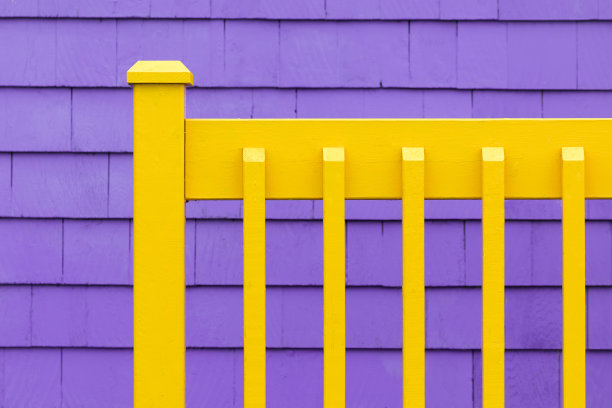 紫色的墙和黄色的栅栏图片下载