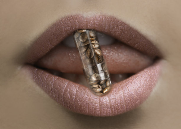 女人拿着咖啡豆药丸图片下载