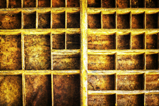 有划痕，裂缝和污渍的老式木箱，多重分隔图片下载