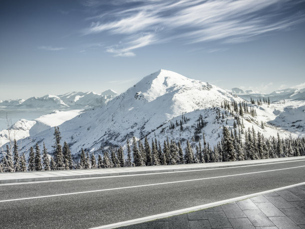 通向雪山的柏油路图片下载