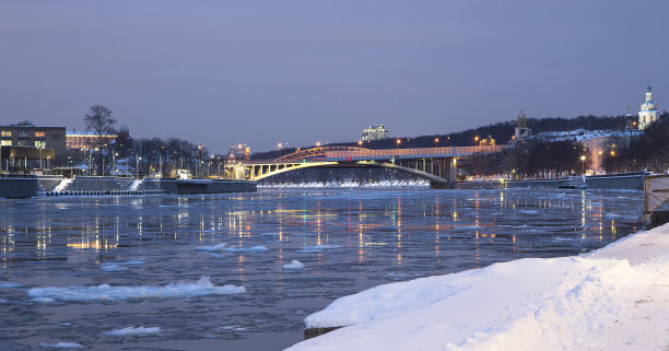 一个冬天的晚上，莫斯科河的河堤。莫斯科,俄罗斯图片下载