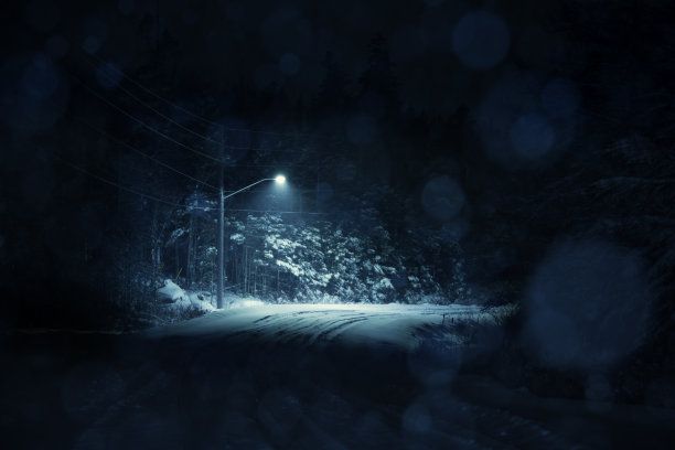 荒凉漆黑的雪路图片下载