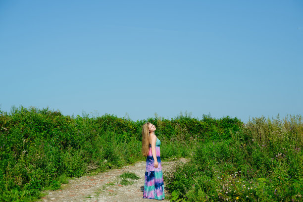白种金发女孩，穿着鲜艳的长裙图片下载