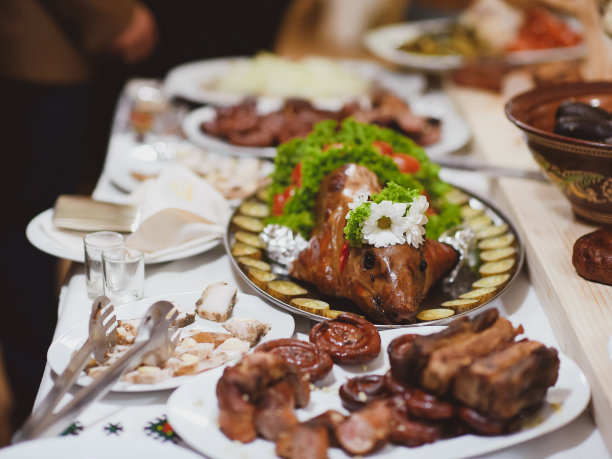餐桌上的烤猪肉和蔬菜，乌克兰菜图片下载