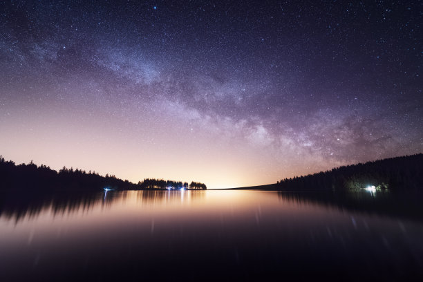 银河系在Servières湖。地点:法国奥弗涅图片下载