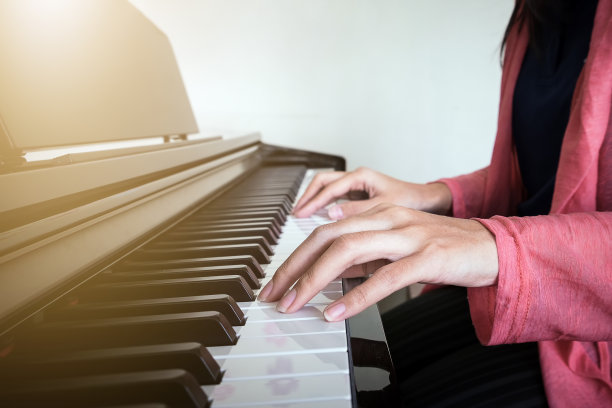 在教堂里用老式滤镜弹钢琴的音乐家。图片下载