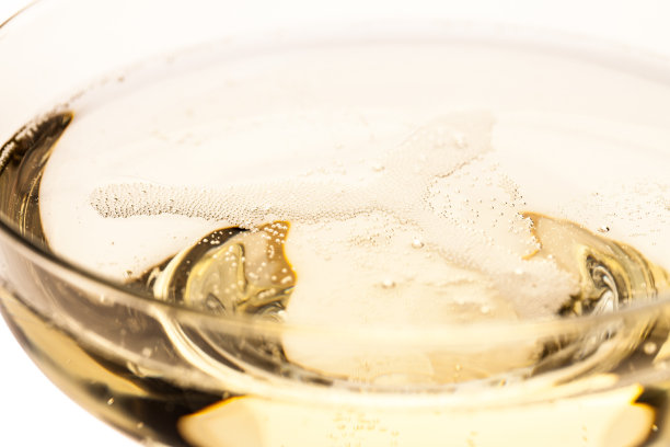 从侧面接近一个香槟杯的泡沫图片下载