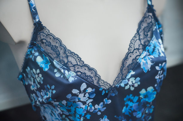 时装商店陈列室里穿着蓝色睡衣的模特图片下载