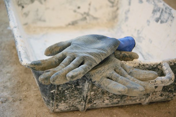 建筑工地上的砖石手套图片下载