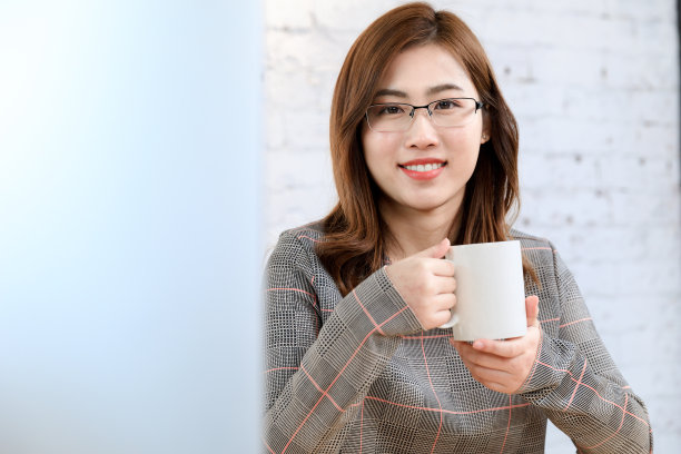 亚洲年轻女商人在她的办公室里。素材图片