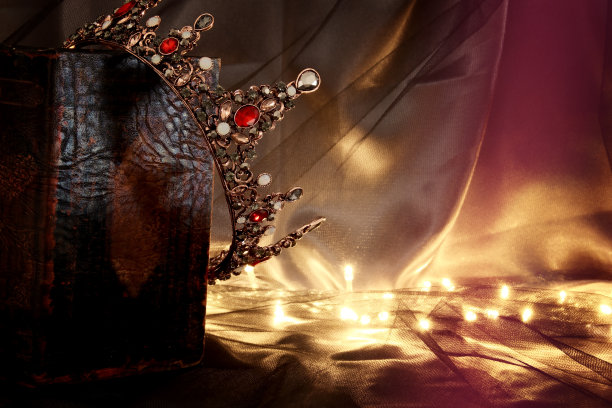 在旧书上美丽的女王/国王王冠的低调形象。幻想中世纪。图片下载