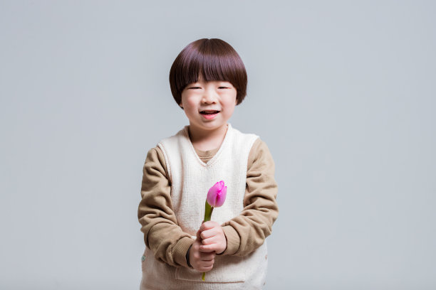 一个拿着郁金香的小孩。图片下载