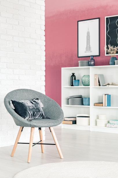 客厅里的灰色扶手椅图片下载