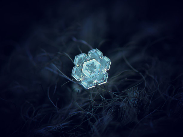 雪花在深色的纹理背景上闪闪发光图片下载