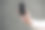 一名男子手持智能手机，空白屏幕显示为灰色图片下载