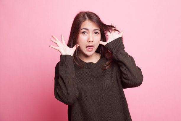 年轻的亚洲女人吐着舌头。图片下载