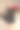 美丽的金发女人的肖像，穿着黑色复古的连衣裙，手持一百朵红玫瑰的大花束户外。惊喜礼物在日期。图片下载