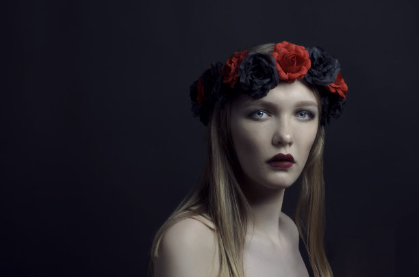 年轻女子戴花环的肖像图片下载