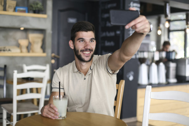酒吧里的年轻人图片下载