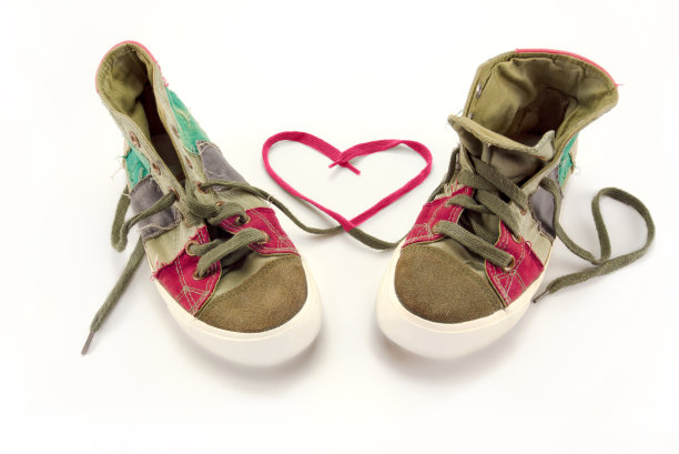 用鞋带做成的粉色心形标志的运动鞋图片下载