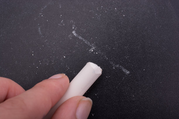 手用白粉笔和黑板图片下载