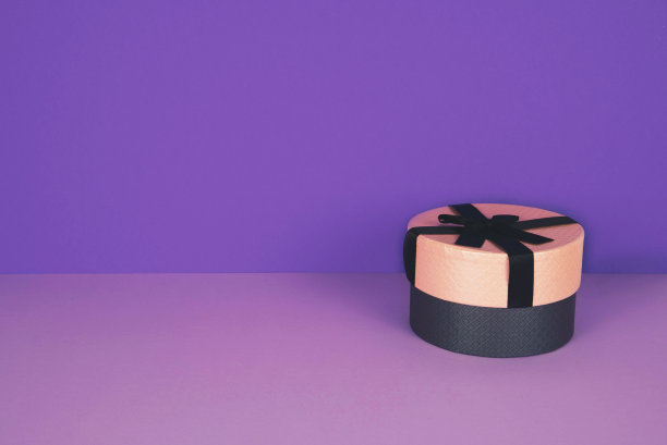 粉红色的礼盒与丝带在紫外线背景图片下载