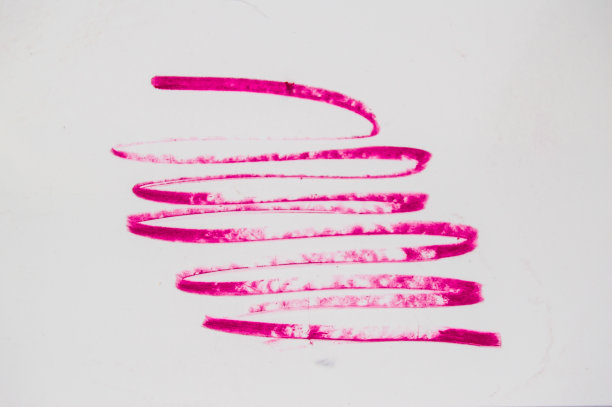 用红色的化妆唇笔在白色的背景上涂上粉红色的线图片下载