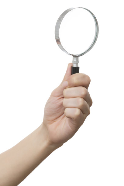拿着放大镜在白色背景上的孤立镜头图片下载