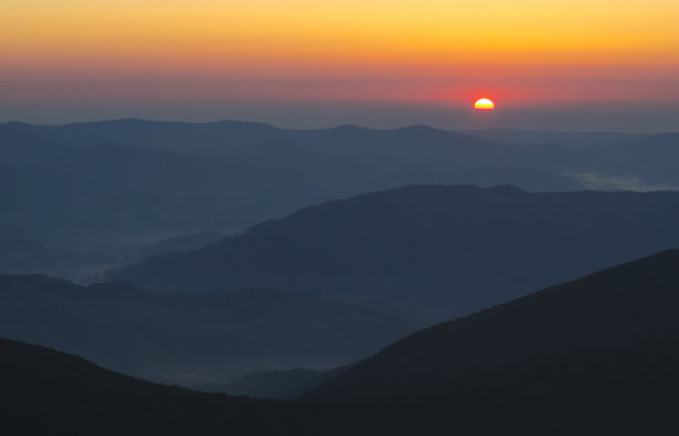 新的一天在山上诞生图片下载