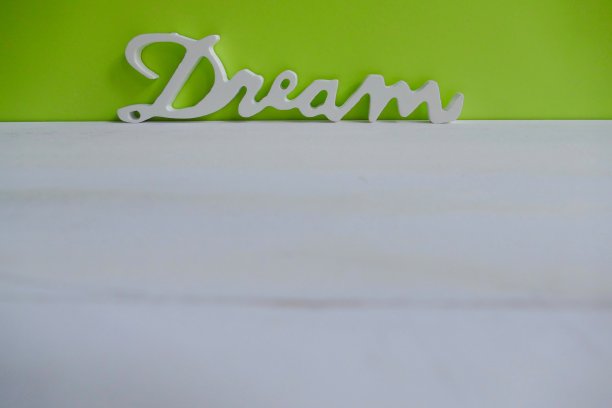 绿色背景上的白色木字梦图片下载