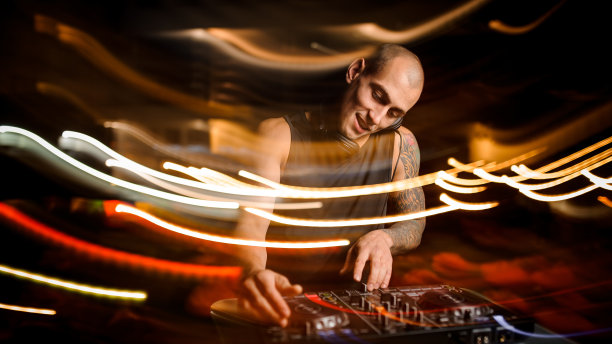 光头微笑俱乐部DJ与耳机混合音乐图片下载