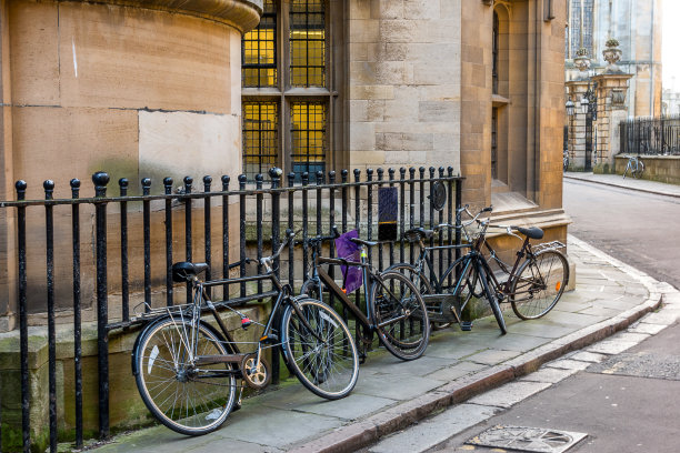 剑桥的学生在推自行车素材图片
