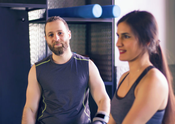 年轻的运动员在演播室里男女搭配图片下载