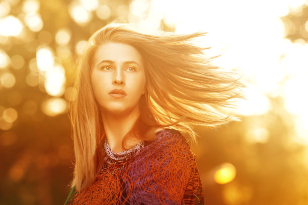 夕阳中的美女图片下载