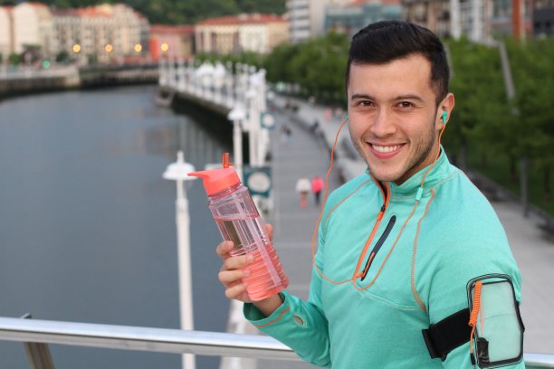 活跃的年轻人在城市里微笑图片下载