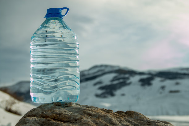 以雪山为背景的大水瓶。图片下载