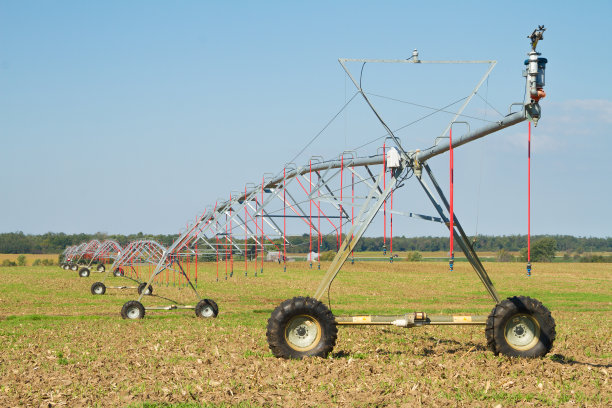 枢轴喷灌系统农业灌溉图片下载