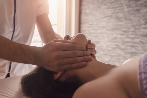 完全放松在一个有经验的治疗师手中图片下载